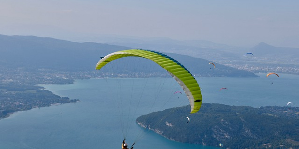 Paragliding, fly over the Annecy Lake !