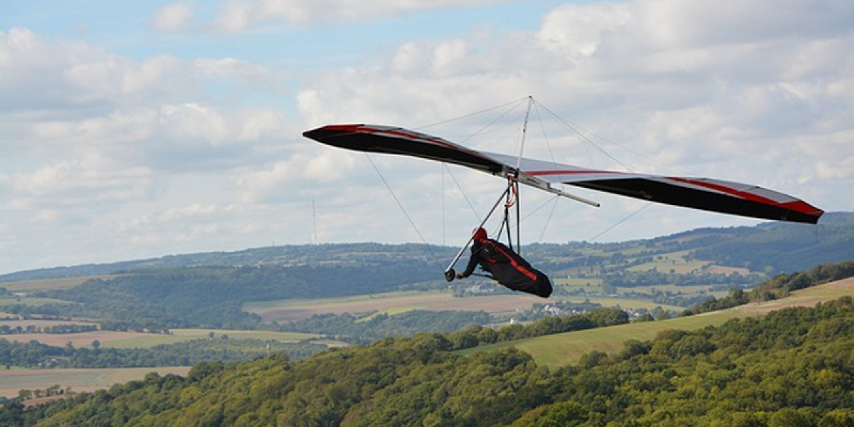 How does a hang gliding flight take place ?
