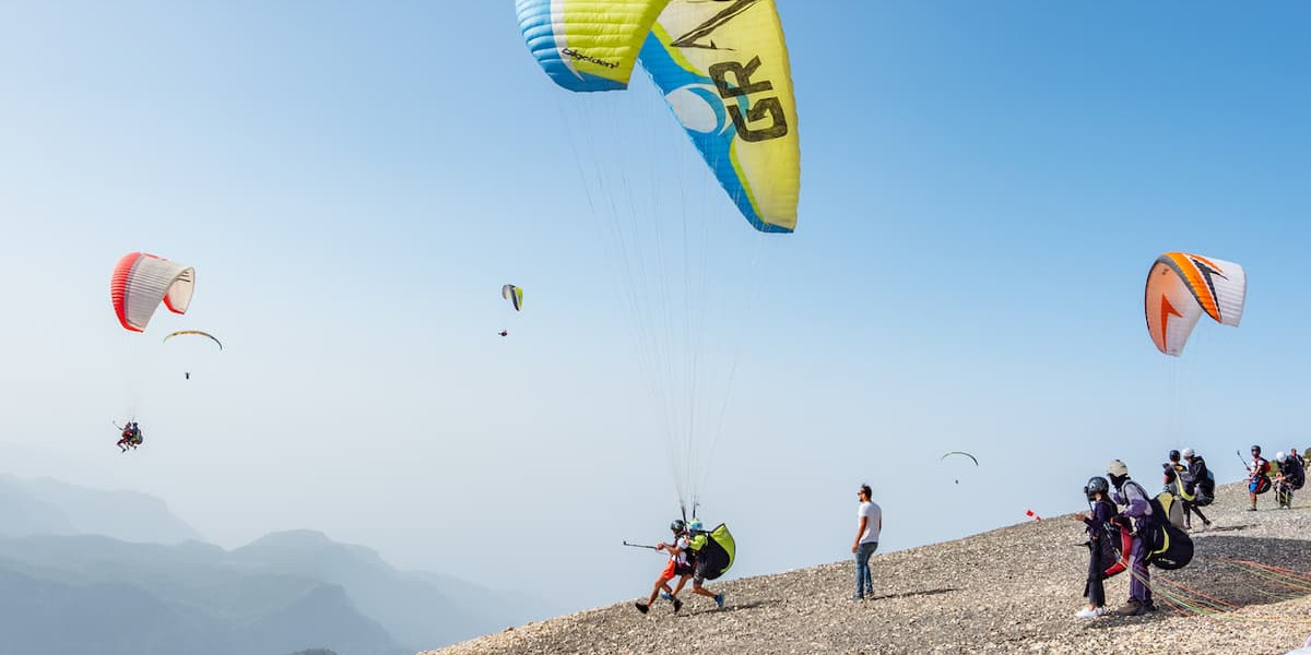 How heavy is a paraglider?