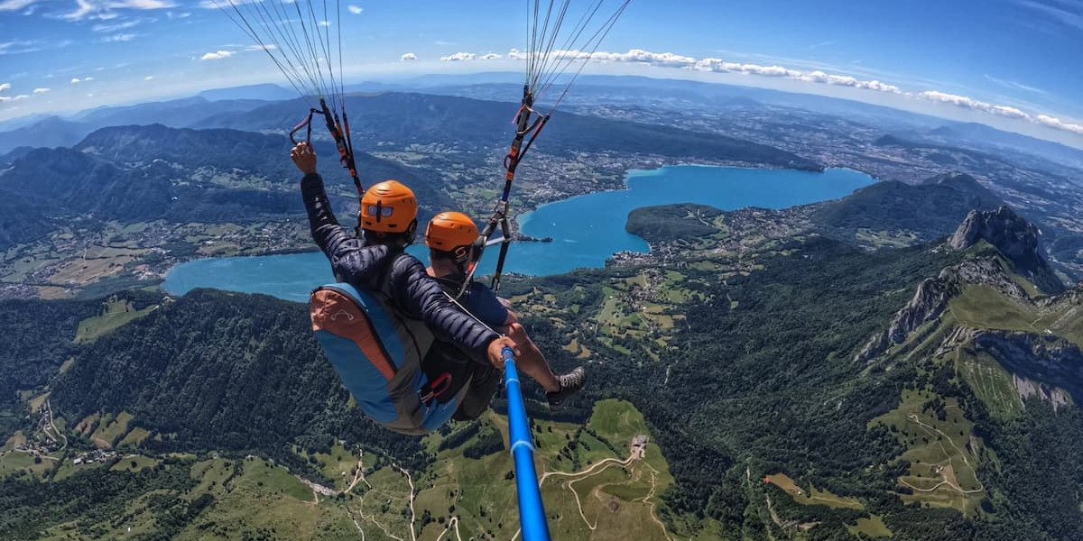 What are the different types of paragliding practices?