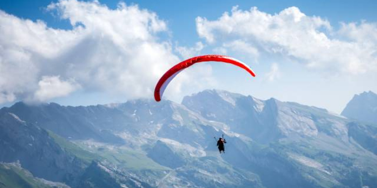 Are there any paragliding competitions?