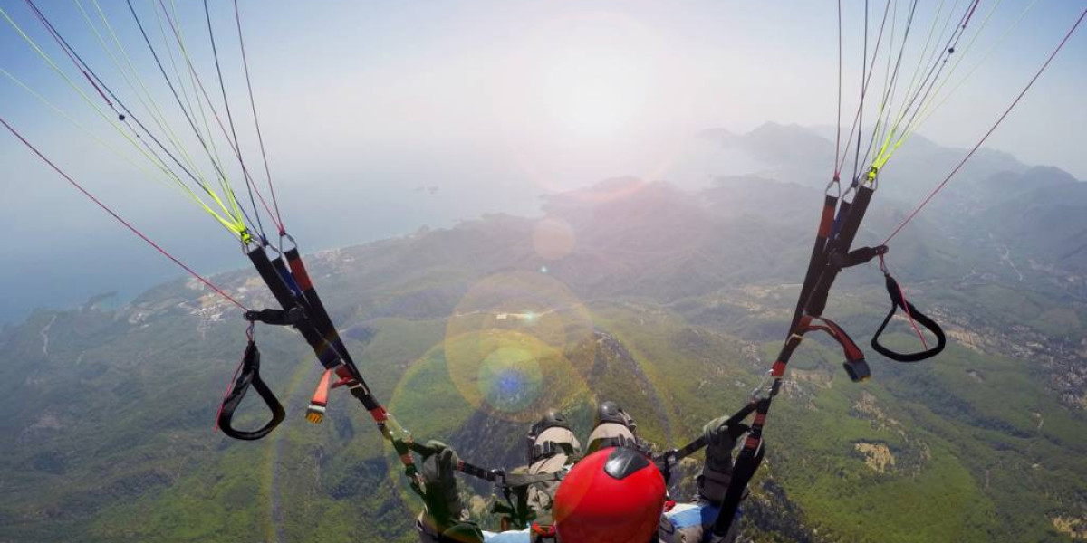 What are the differences between a paragliding flight and a parachute jump?